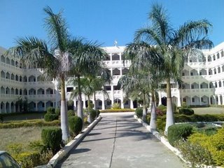 maharishi vidya mandir statue